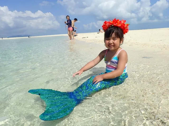 人魚の衣装の子ども（遠浅の海）