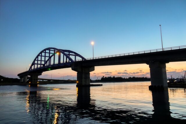 石垣島の夕暮れに映えるサザンゲートブリッジの景色